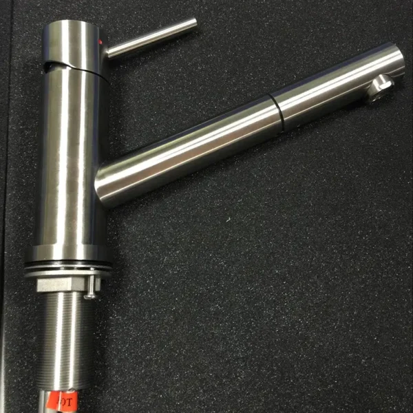 Pull out kitchen sink faucet